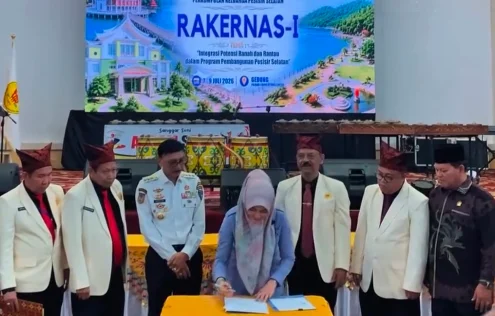 Pimpinan Cabang Bank Nagari Painan Rahmadani saat menandatangani Perjanjian Kerja Sama Pengelolaan Keuangan dengan PKPS